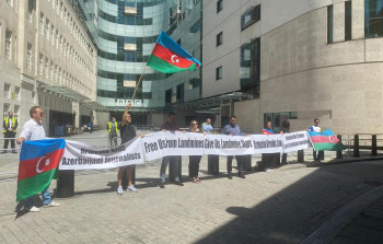 Azərbaycanlılar BBC-nin binası qarşısında aksiya keçirib   